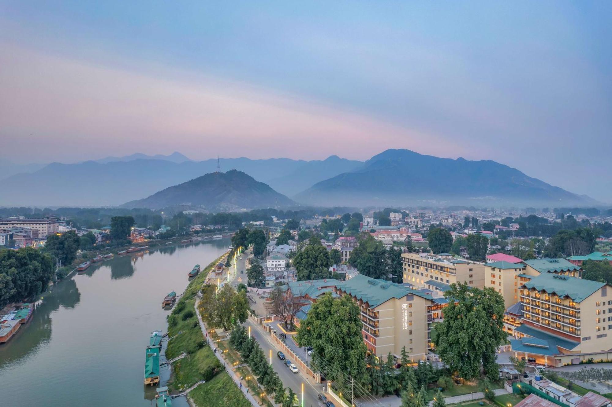 Radisson Collection Hotel & Spa, Riverfront Srinagar Exterior photo