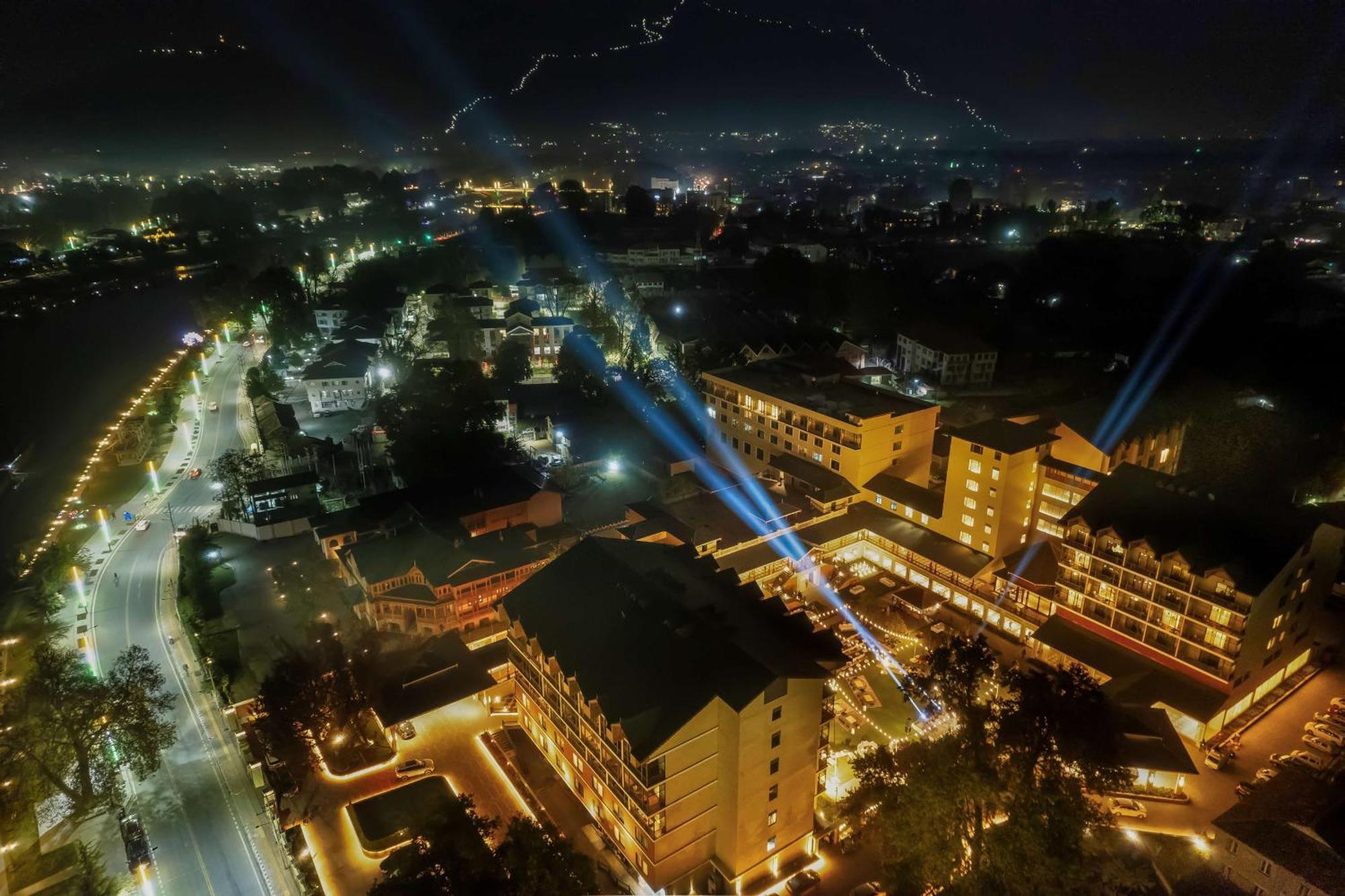 Radisson Collection Hotel & Spa, Riverfront Srinagar Exterior photo