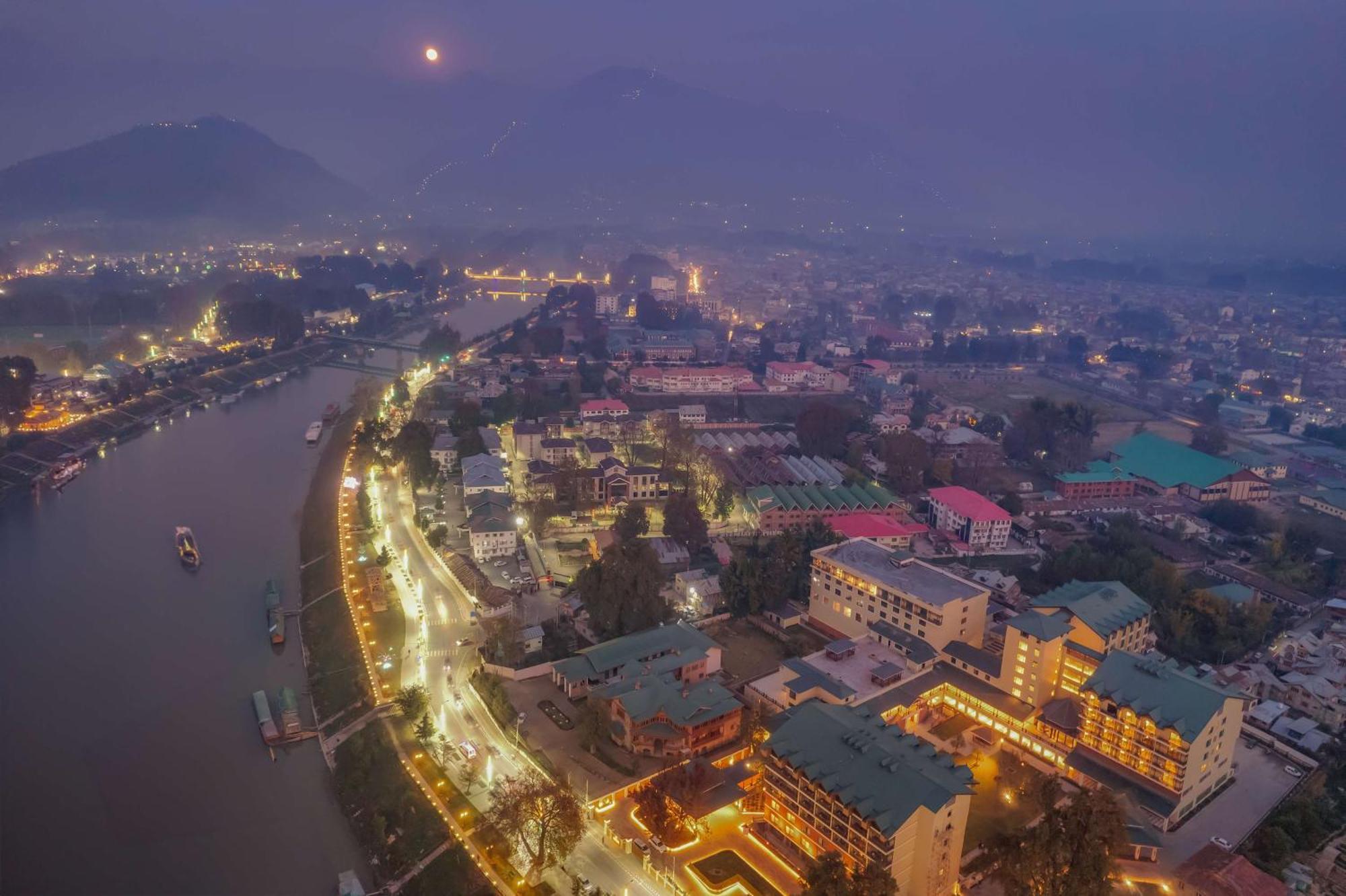 Radisson Collection Hotel & Spa, Riverfront Srinagar Exterior photo