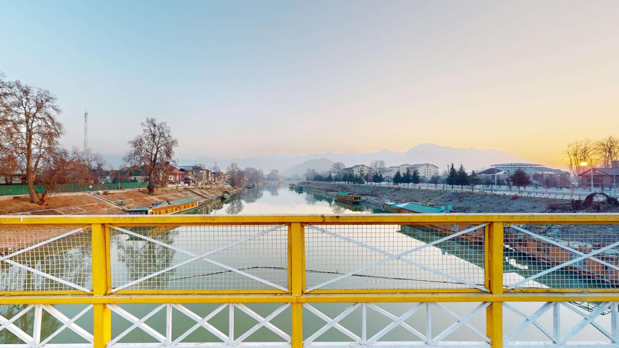 Radisson Collection Hotel & Spa, Riverfront Srinagar Exterior photo